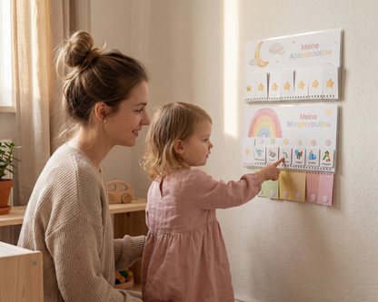 Mädchen nutzt Montessori Abendroutine und Morgenroutine mit Klettkarten an der Kinderzimmerwand, fördert Selbstständigkeit im Alltag