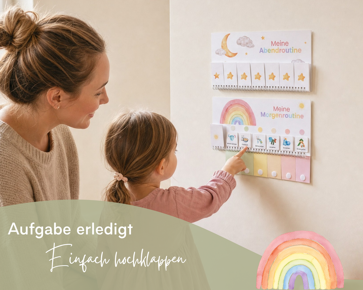 Mutter und Kind am Routineplaner Waldtiere an der Wand, erledigte Aufgaben werden einfach hochgeklappt