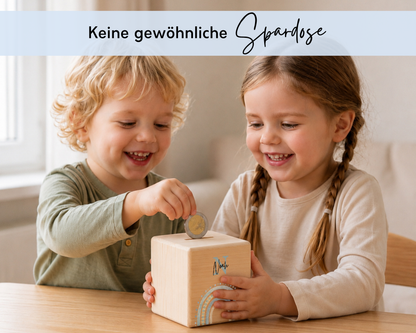 Zwei Kinder werfen gemeinsam eine Münze in die hölzerne Spardose