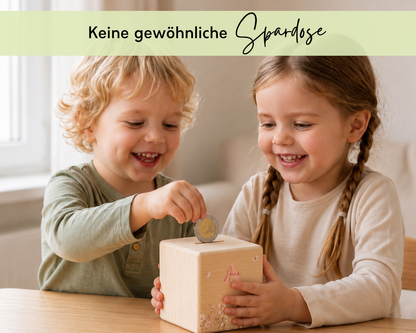 Zwei Kinder werfen gemeinsam eine Münze in die hölzerne Spardose