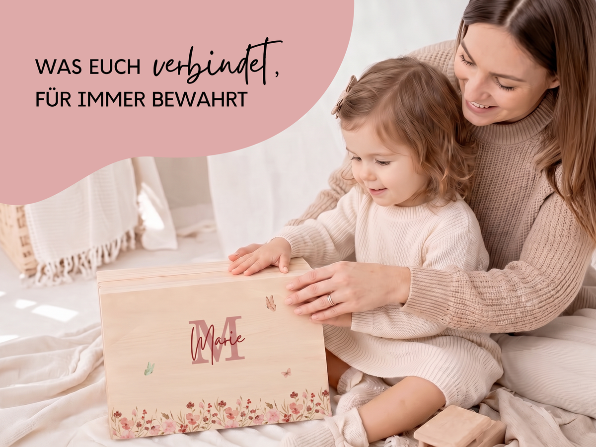 Was euch verbindet für immer bewahrt, Mutter und Kind öffnen gemeinsam die Erinnerungskiste