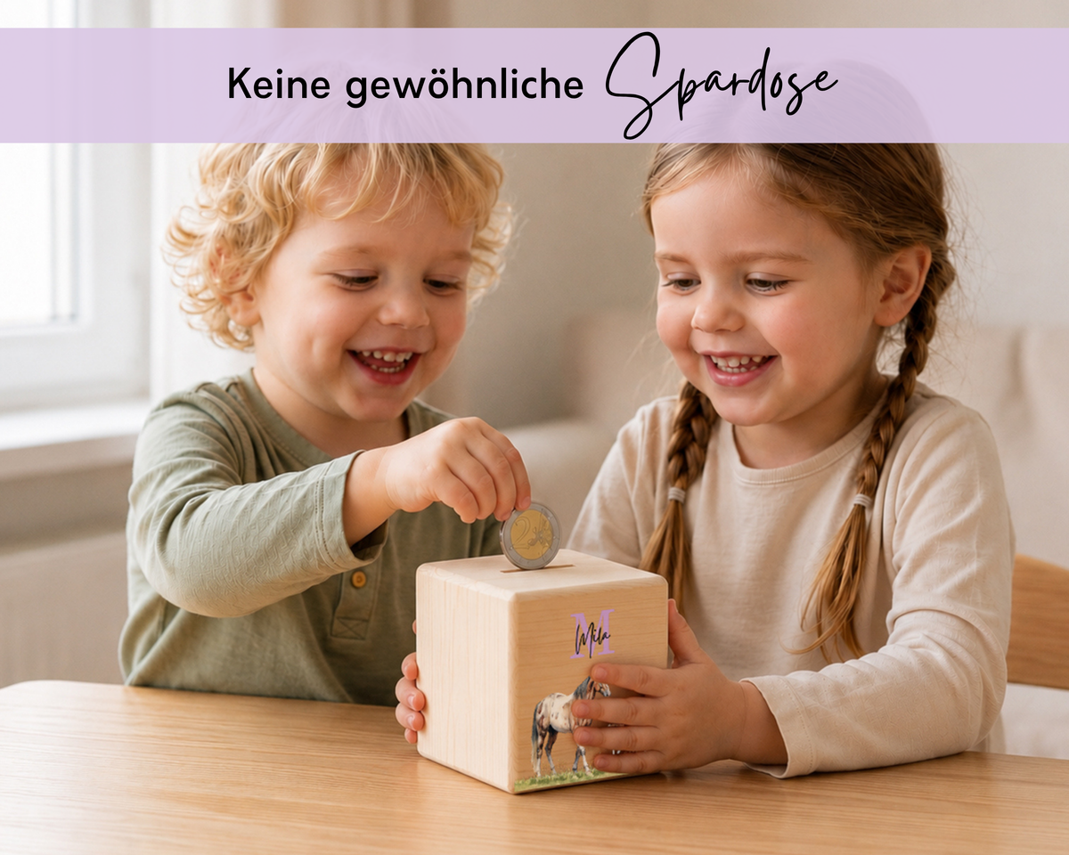 Zwei Kinder werfen gemeinsam eine Münze in die hölzerne Spardose