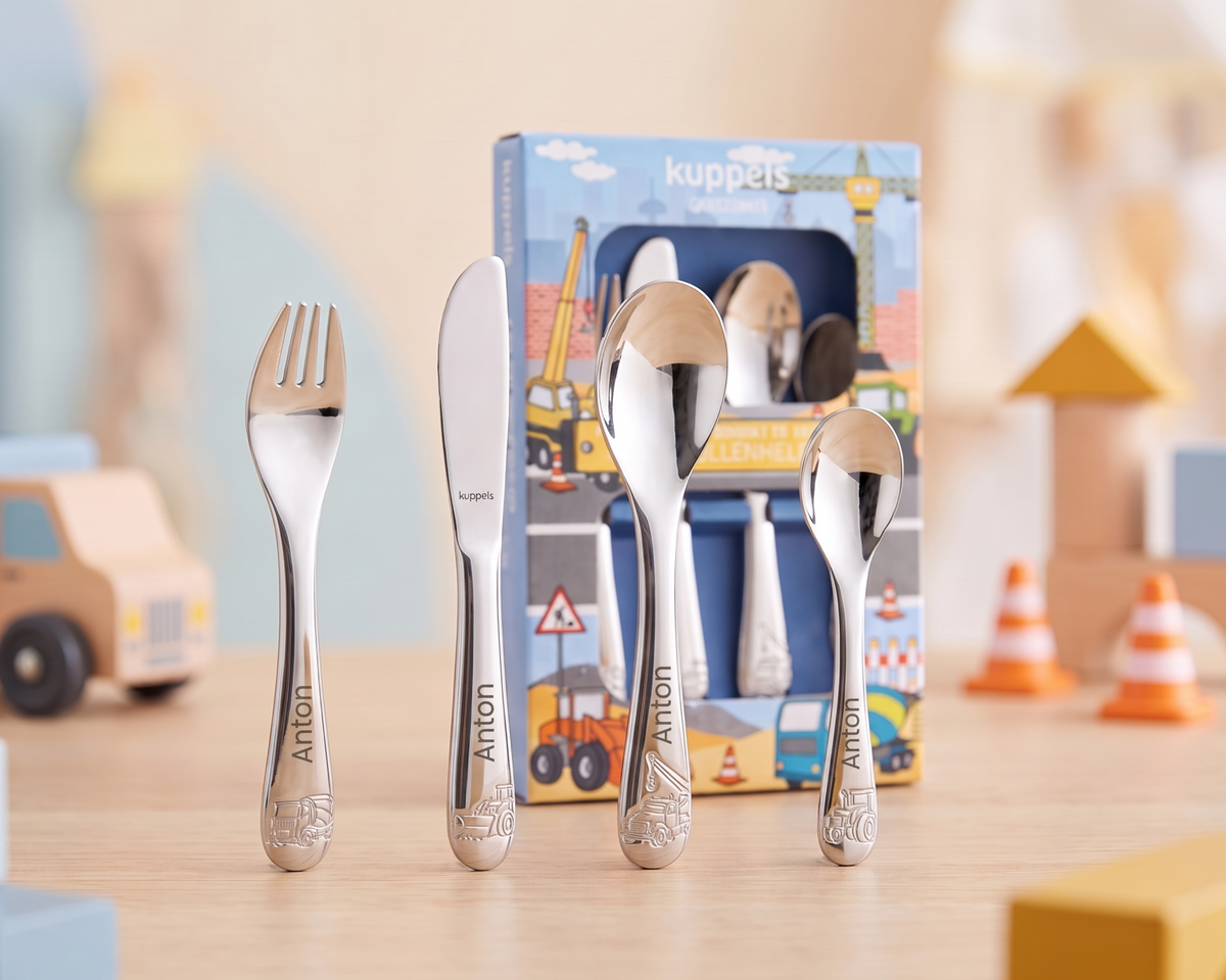 Personalisiertes Kinderbesteck aus Edelstahl im Bagger-Design, mit graviertem Namen des Kindes