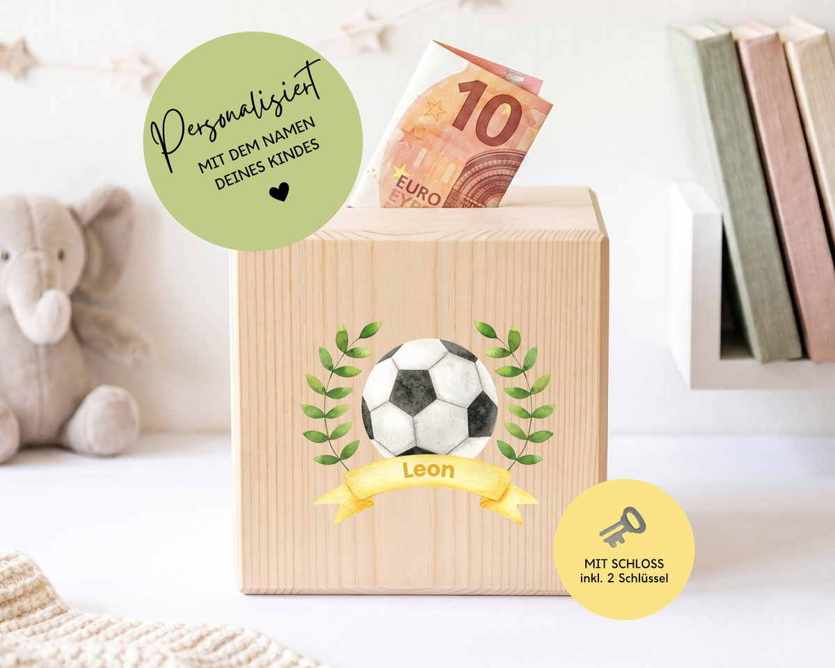 Holzspardose Fußball personalisiert mit Namen aus Kiefernholz, abschließbar mit zwei Schlüsseln